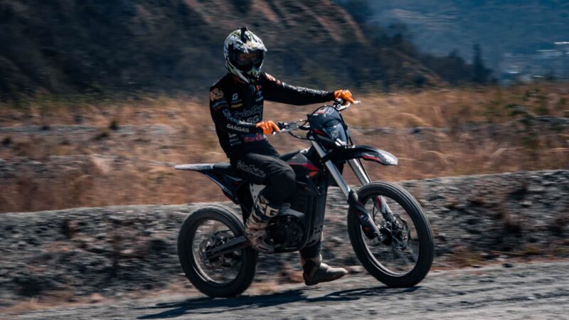 MotoTec Venom 72v 12000w 50ah Electric Dirt Bike White - Image 17